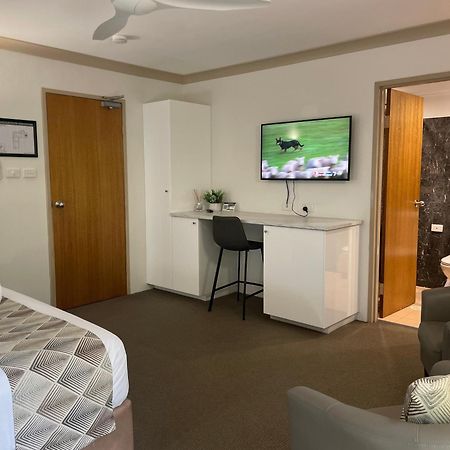 Oasis Inn Ulladulla - Welcoming Guests 18 Years And Older ภายนอก รูปภาพ