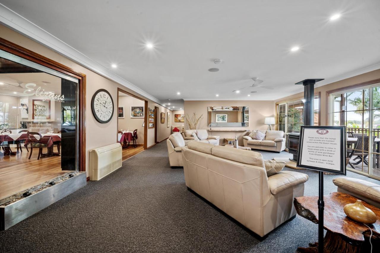 Oasis Inn Ulladulla - Welcoming Guests 18 Years And Older ภายนอก รูปภาพ