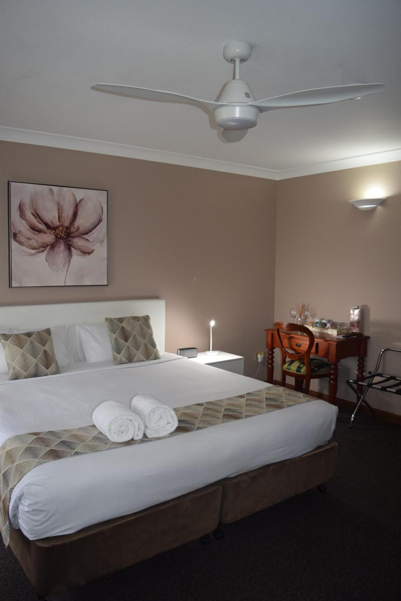 Oasis Inn Ulladulla - Welcoming Guests 18 Years And Older ภายนอก รูปภาพ