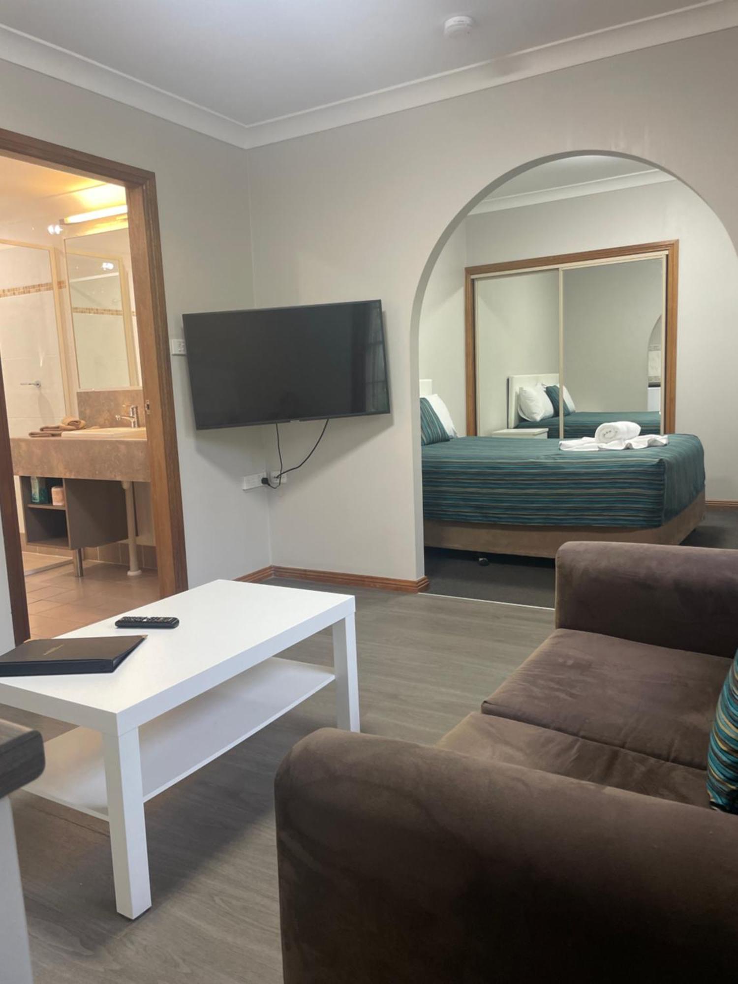 Oasis Inn Ulladulla - Welcoming Guests 18 Years And Older ภายนอก รูปภาพ