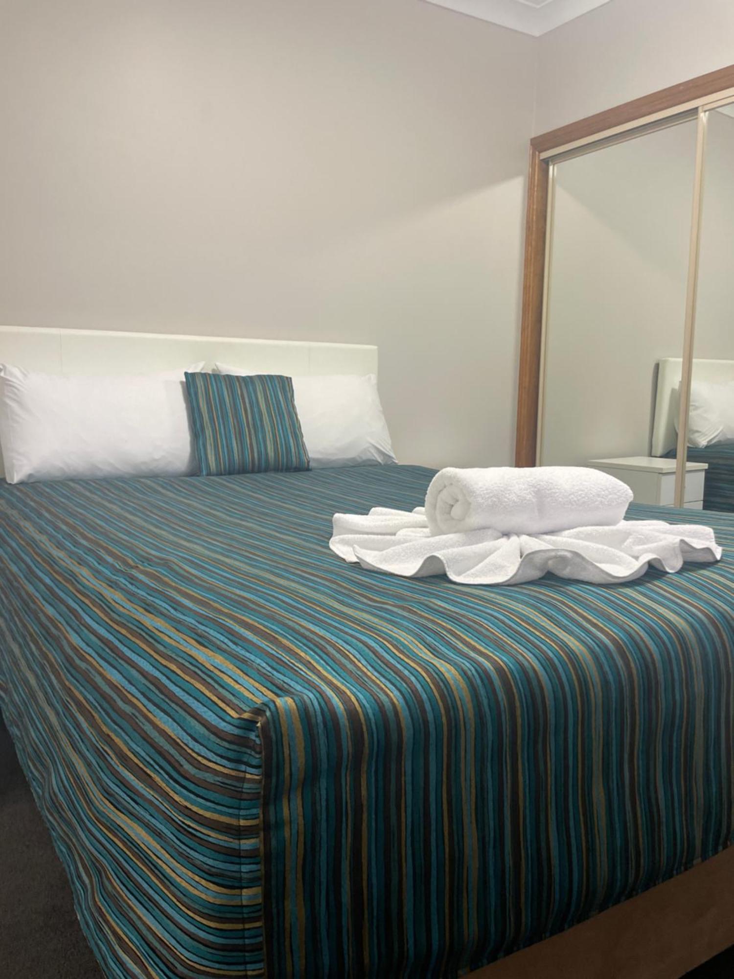 Oasis Inn Ulladulla - Welcoming Guests 18 Years And Older ภายนอก รูปภาพ