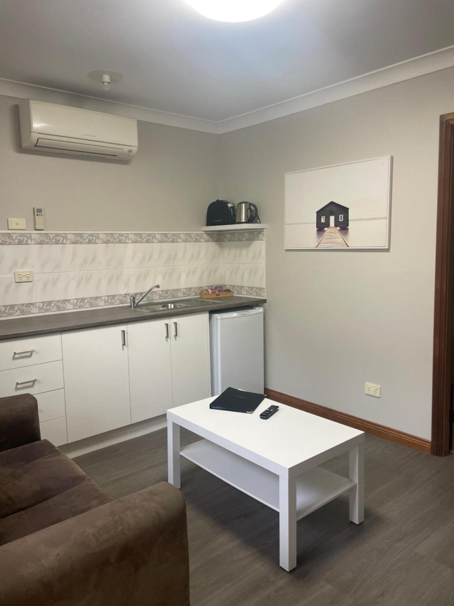 Oasis Inn Ulladulla - Welcoming Guests 18 Years And Older ภายนอก รูปภาพ