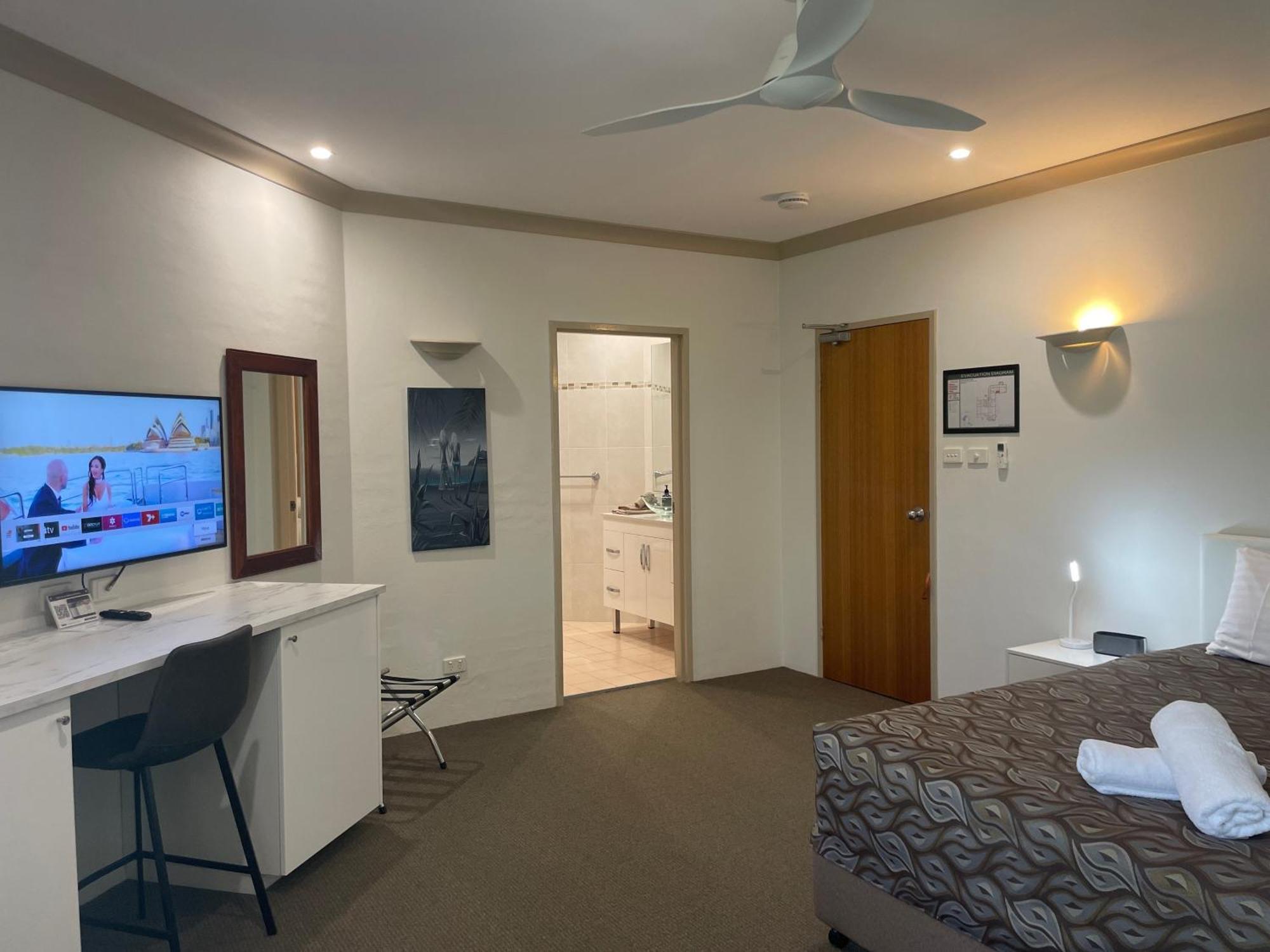Oasis Inn Ulladulla - Welcoming Guests 18 Years And Older ภายนอก รูปภาพ