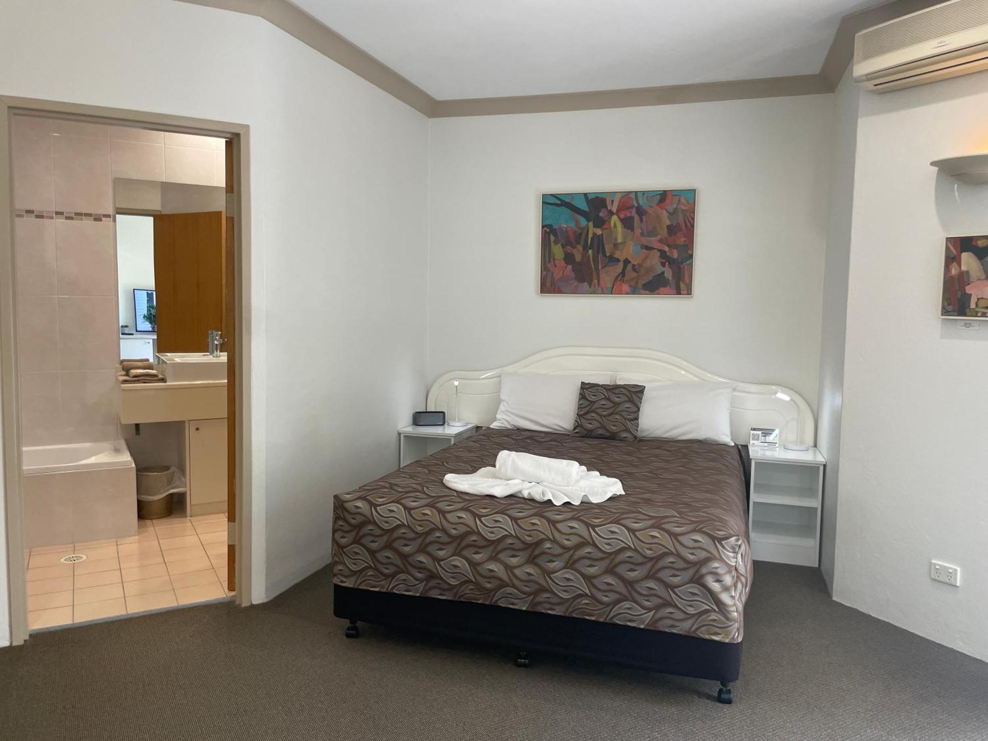 Oasis Inn Ulladulla - Welcoming Guests 18 Years And Older ภายนอก รูปภาพ
