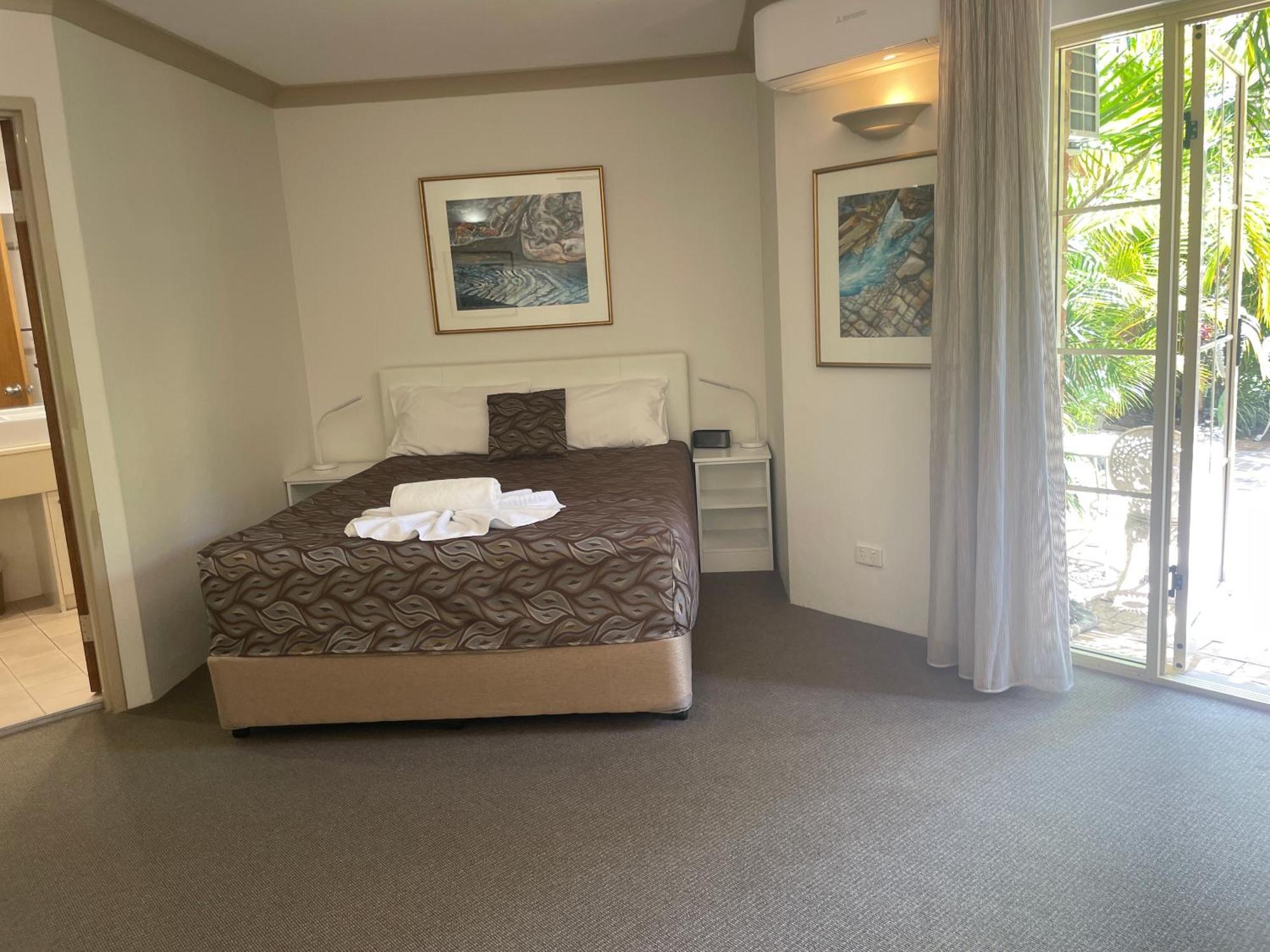 Oasis Inn Ulladulla - Welcoming Guests 18 Years And Older ภายนอก รูปภาพ