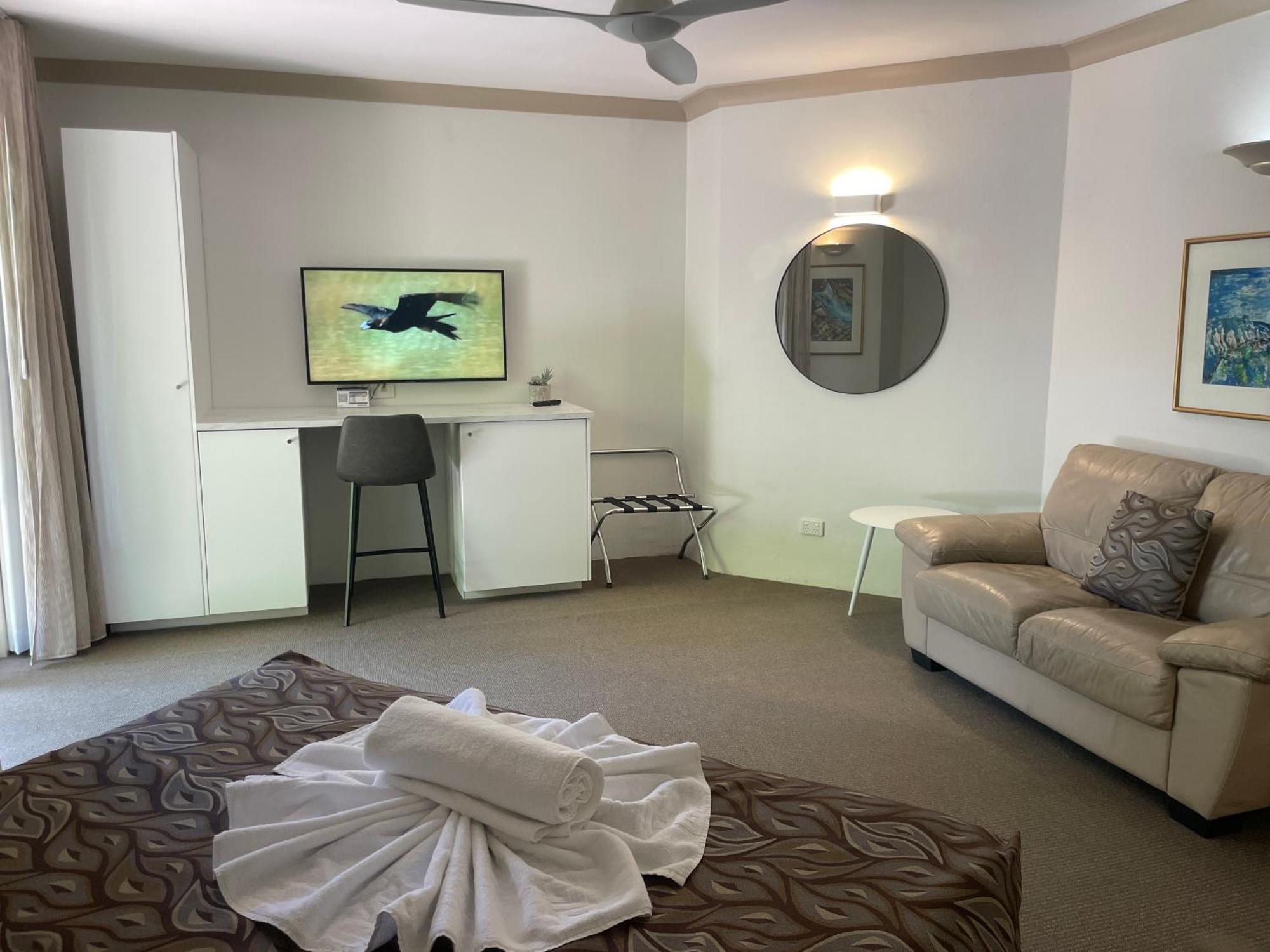Oasis Inn Ulladulla - Welcoming Guests 18 Years And Older ภายนอก รูปภาพ