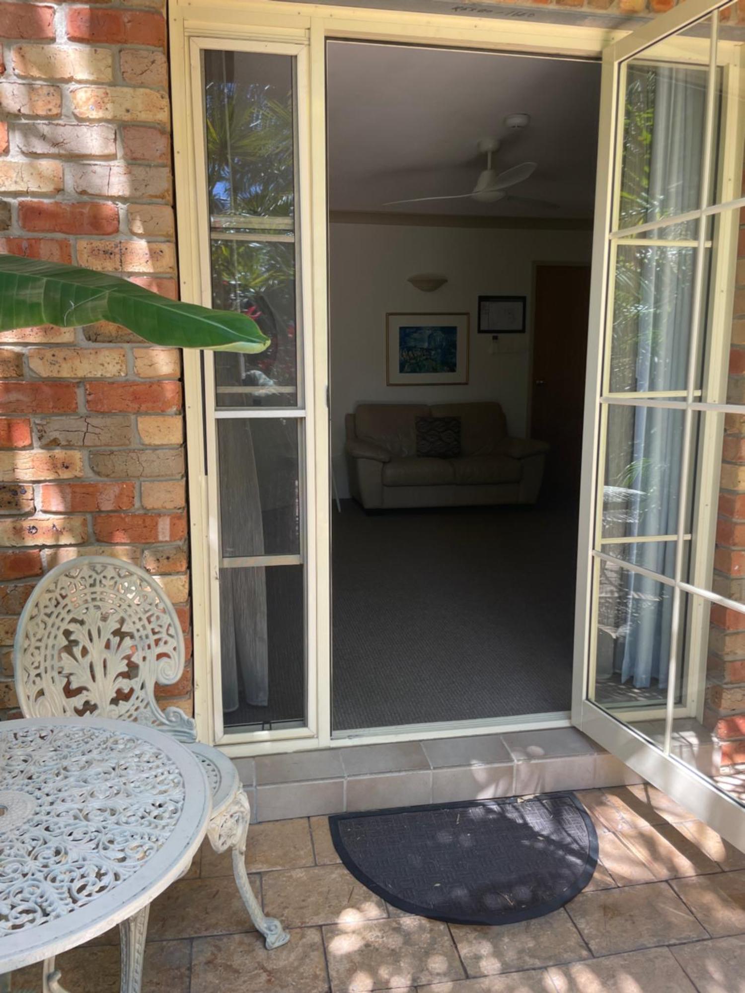Oasis Inn Ulladulla - Welcoming Guests 18 Years And Older ภายนอก รูปภาพ