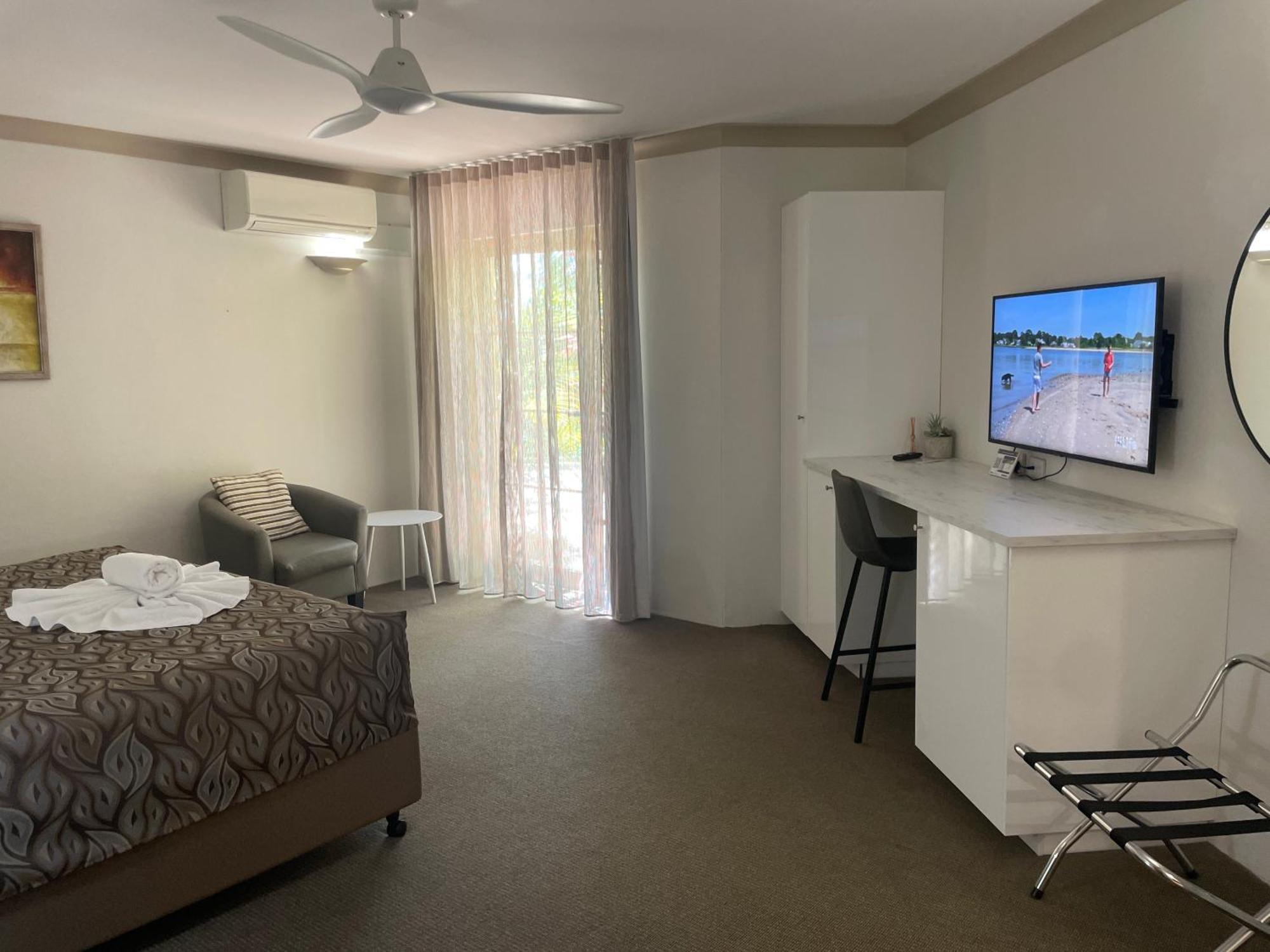 Oasis Inn Ulladulla - Welcoming Guests 18 Years And Older ภายนอก รูปภาพ