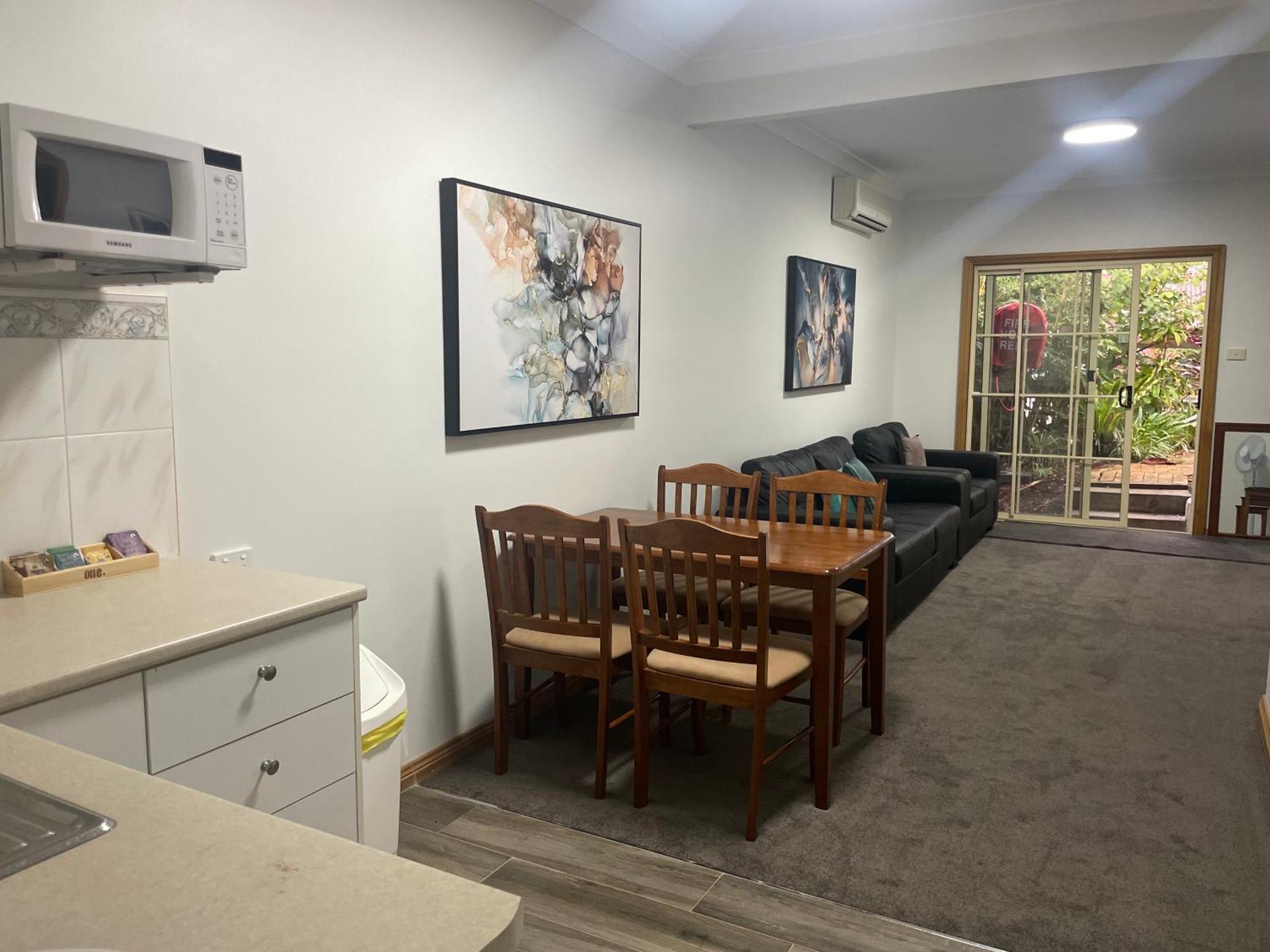 Oasis Inn Ulladulla - Welcoming Guests 18 Years And Older ภายนอก รูปภาพ