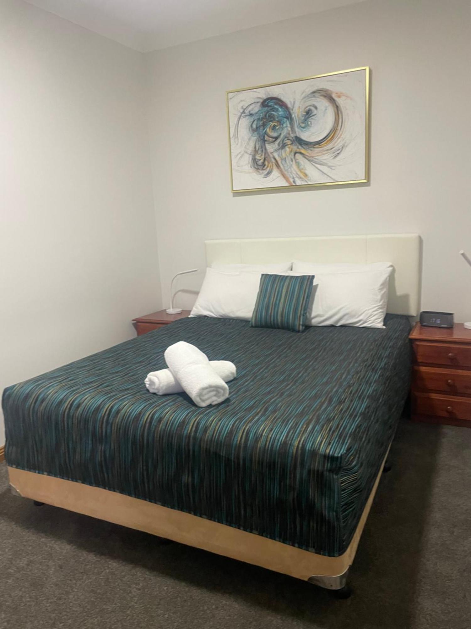 Oasis Inn Ulladulla - Welcoming Guests 18 Years And Older ภายนอก รูปภาพ