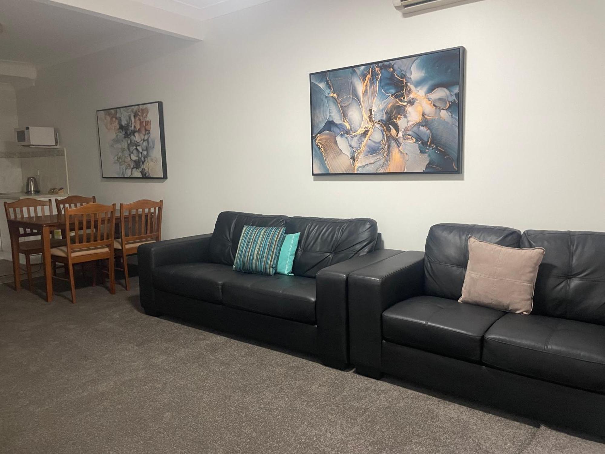 Oasis Inn Ulladulla - Welcoming Guests 18 Years And Older ภายนอก รูปภาพ